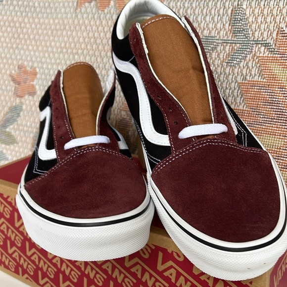 Vans Men’s Old Skool
Color Block Black/Brown
VN0007NTYS8
Sneakers - Picture 6 of 16